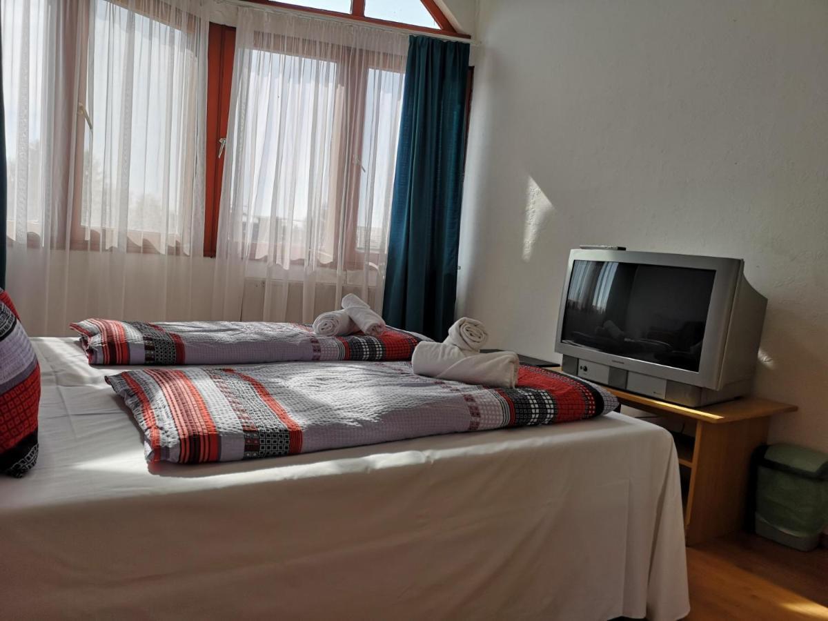 Parton Hotel & Bowling Tiszakecske Exterior photo